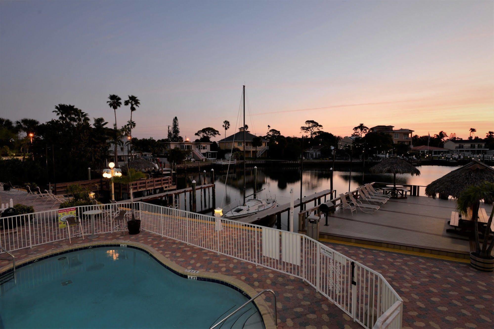 Bayview Plaza Waterfront Resort St. Pete Beach Bagian luar foto