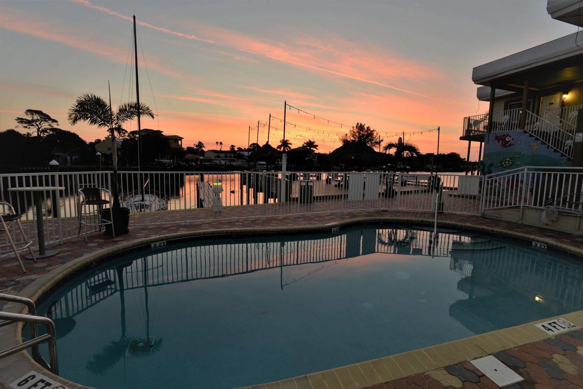 Bayview Plaza Waterfront Resort St. Pete Beach Bagian luar foto